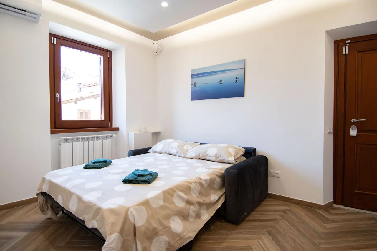 Divano letto spazioso e confortevole, perfetto per trasformare il living in una comoda zona notte.