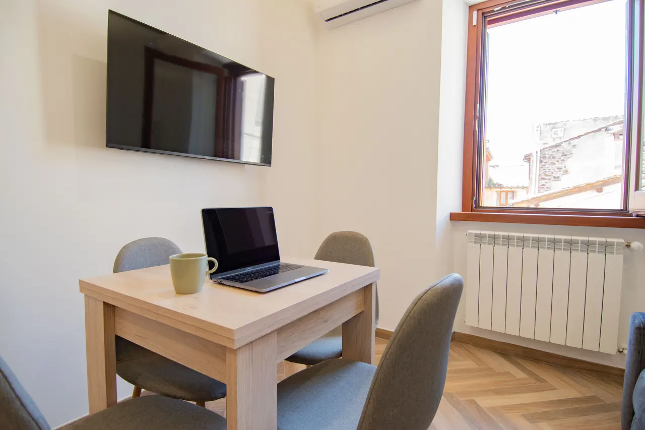 Ambiente semplice e luminoso, perfetto per colazioni, cene intime o smart working con connessione rapida e stabile.