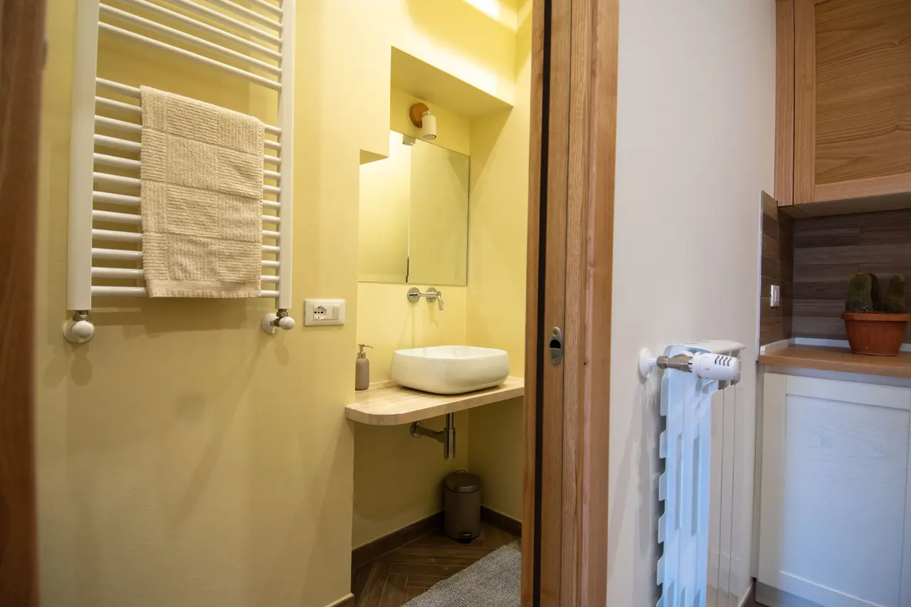 Bagno di servizio curato nei dettagli, con lavasciuga a disposizione.