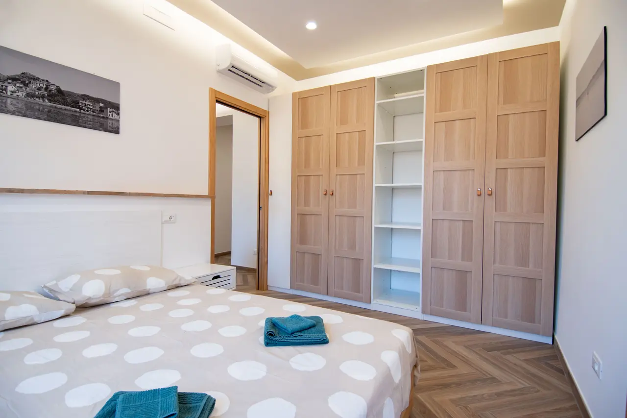 Letto matrimoniale in ambiente accogliente, con armadio capiente per un soggiorno comodo anche per più giorni.