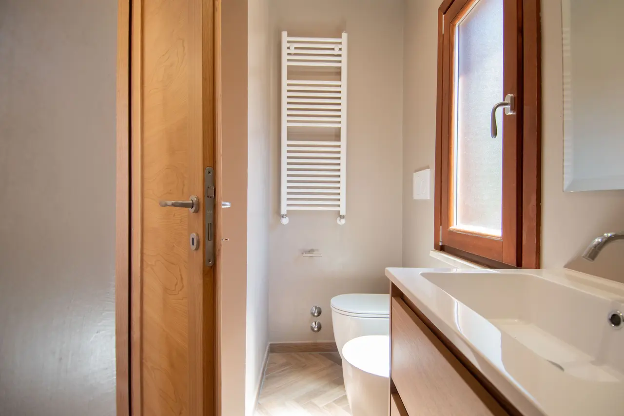 Spazio bagno luminoso, con arredi moderni e atmosfera accogliente.
