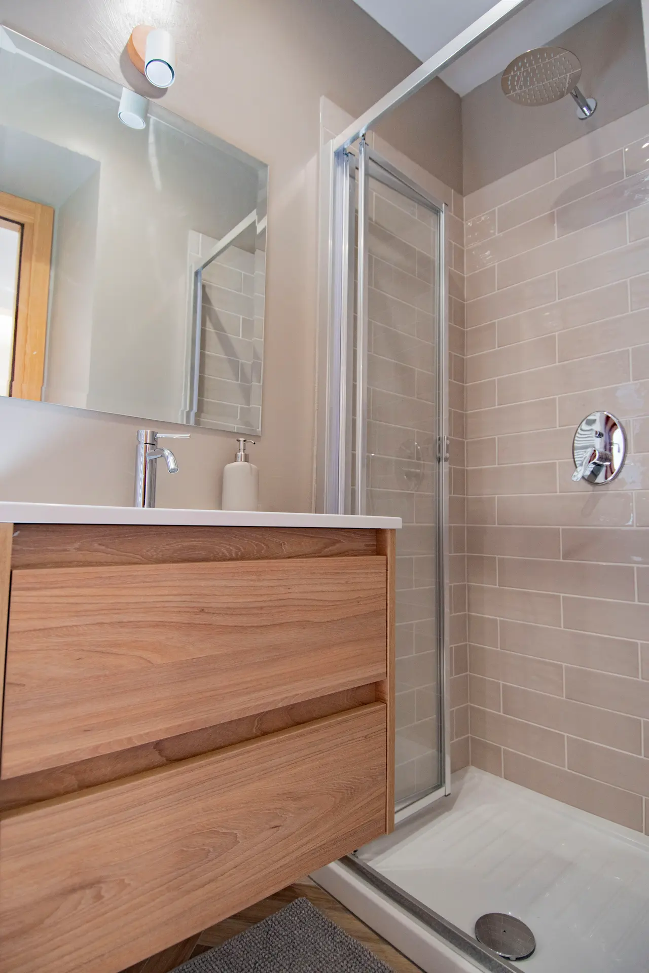 Bagno dal design contemporaneo, accogliente e ben organizzato.