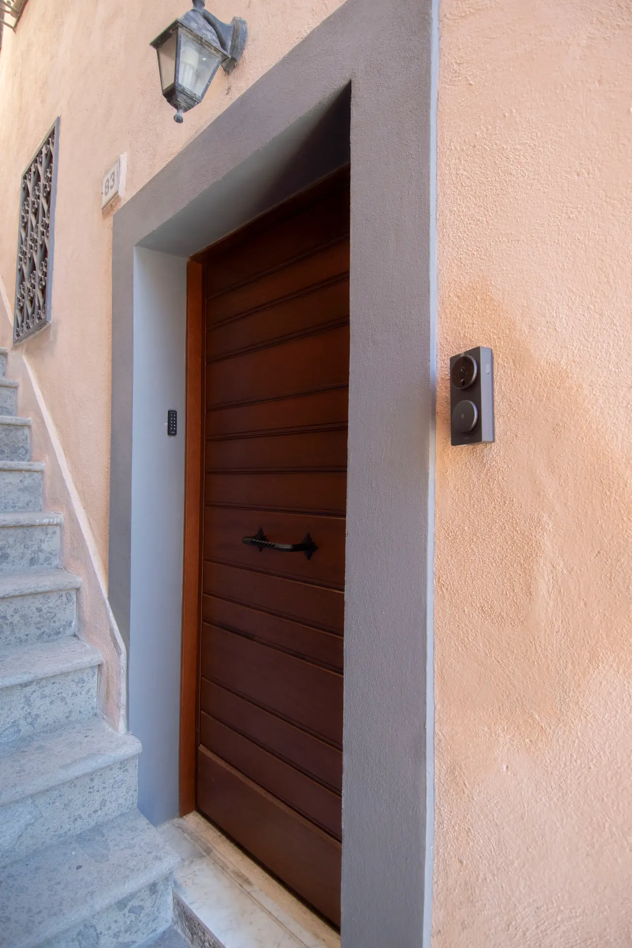 Accesso privato con smart lock per check-in semplice e sicuro.