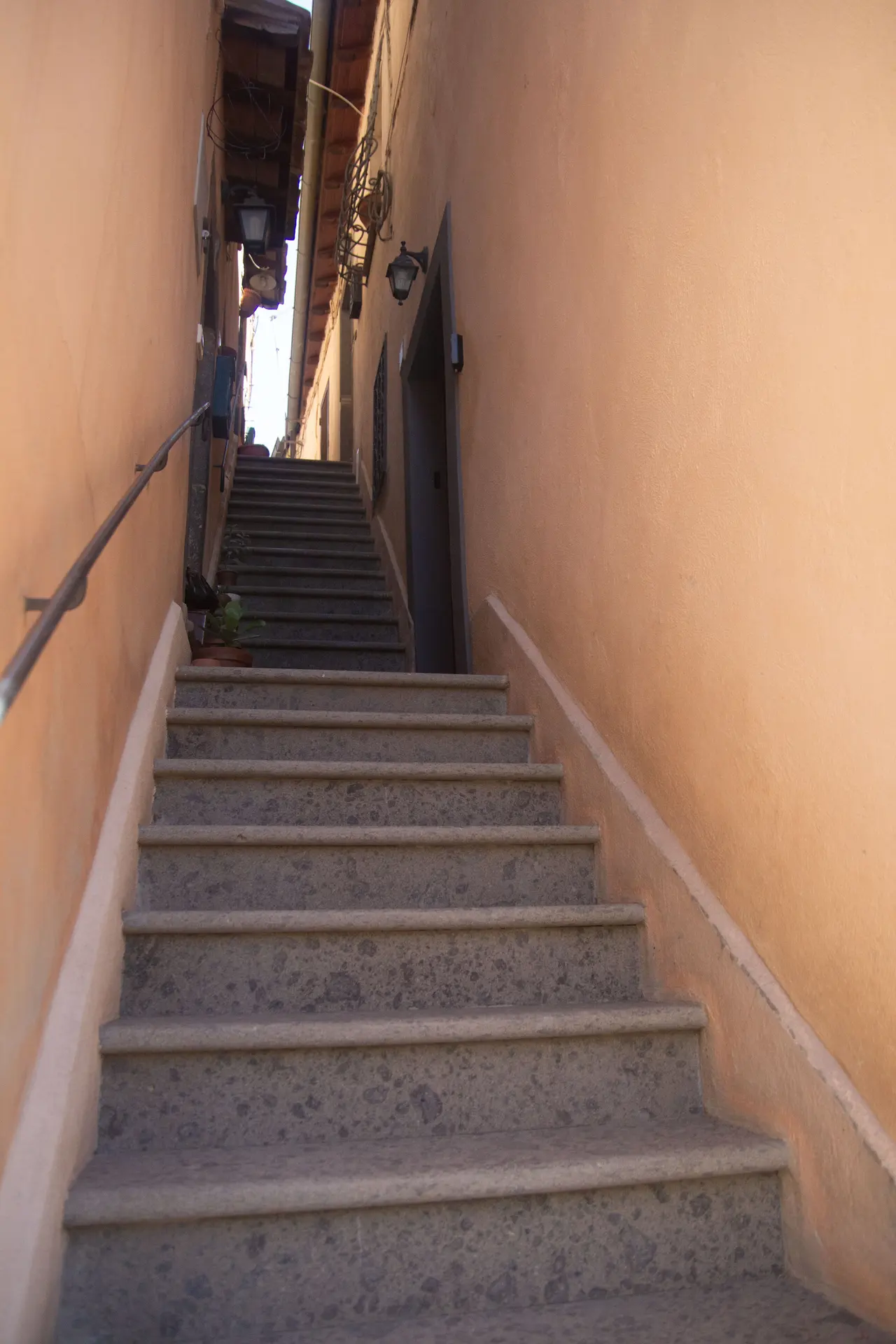 Accesso caratteristico nel centro storico di Trevignano.